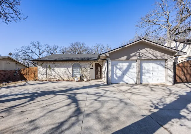 Photo 1 of Single family home for sale at 6704 Trailwood Dr, Forest Hill, TX 76140 | MLS# 21371654 | Listing updated on 2026-09-01