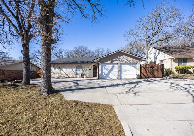 Photo 2 of Single family home for sale at 6704 Trailwood Dr, Forest Hill, TX 76140 | MLS# 21371654 | Listing updated on 2026-09-01