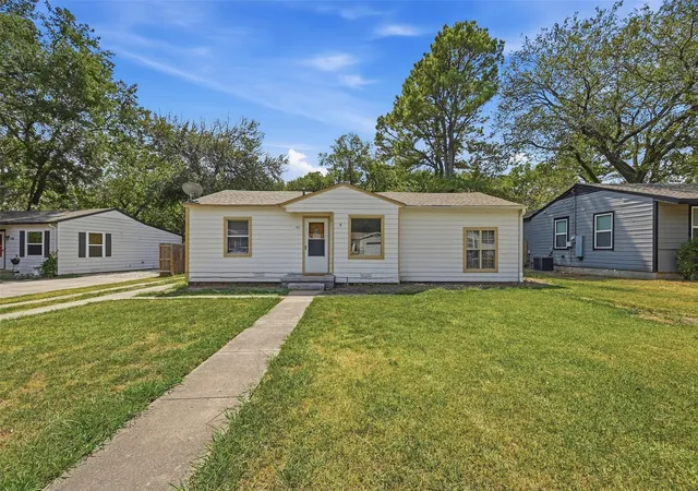 Photo 2 of Single family home for sale at 111 Atkinson Dr, Sherman, TX 75092 | MLS# 21374011 | Listing updated on 2026-09-30