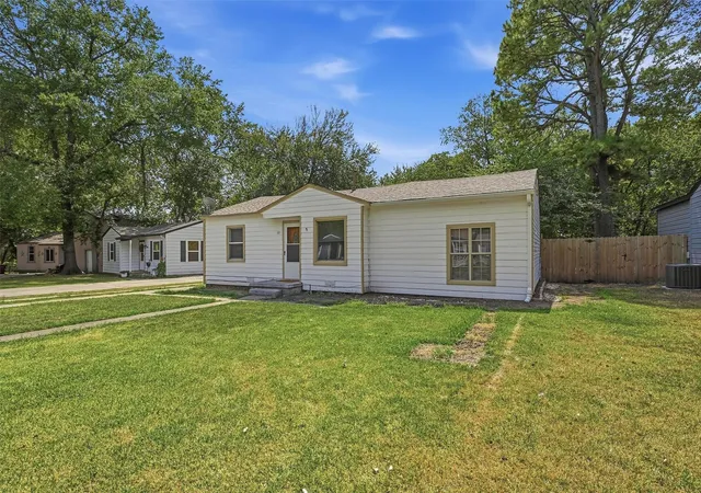 Photo 3 of Single family home for sale at 111 Atkinson Dr, Sherman, TX 75092 | MLS# 21374011 | Listing updated on 2026-09-30