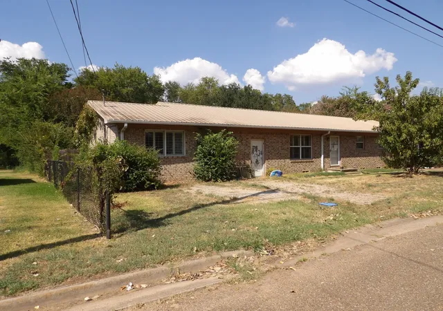 Photo 2 of Single family home for sale at 402 Keith St, Mount Vernon, TX 75457 | MLS# 21374589 | Listing updated on 2026-09-30