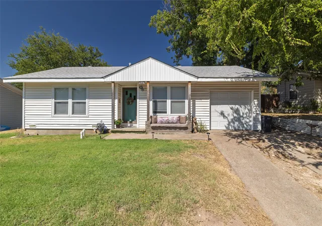 Photo 1 of Single family home for sale at 1209 Grace St, Weatherford, TX 76086 | MLS# 21374527 | Listing updated on 2026-09-06