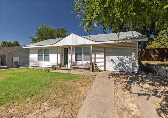 Photo 2 of Single family home for sale at 1209 Grace St, Weatherford, TX 76086 | MLS# 21374527 | Listing updated on 2026-09-06