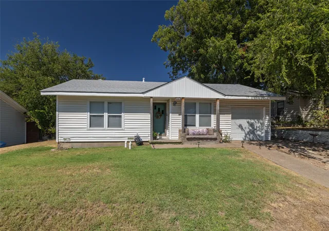 Photo 3 of Single family home for sale at 1209 Grace St, Weatherford, TX 76086 | MLS# 21374527 | Listing updated on 2026-09-06