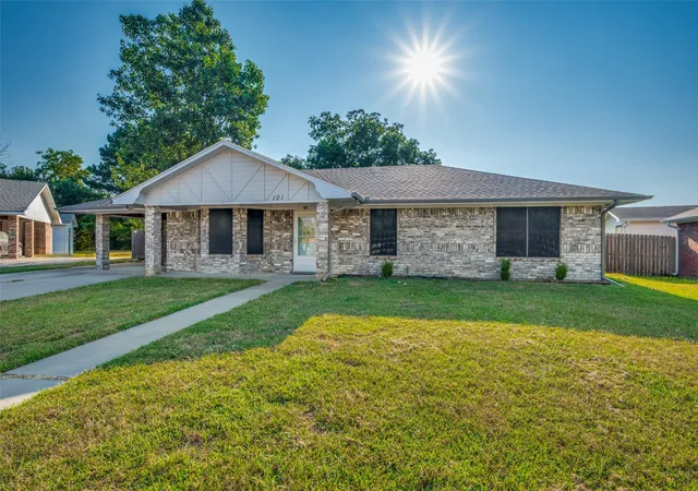 Single family home for sale at 101 Sara Ct, Collinsville, TX 76233 | MLS# 21374602