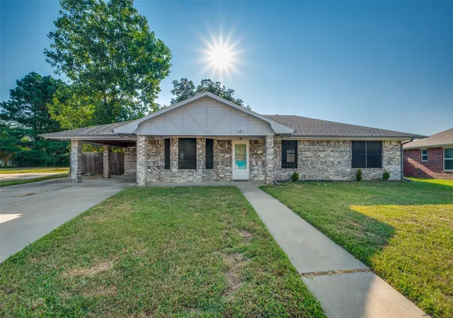 Photo 2 of Single family home for sale at 101 Sara Ct, Collinsville, TX 76233 | MLS# 21374602 | Listing updated on 2026-09-21
