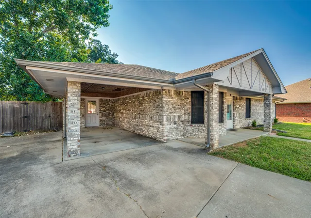 Photo 3 of Single family home for sale at 101 Sara Ct, Collinsville, TX 76233 | MLS# 21374602 | Listing updated on 2026-09-21