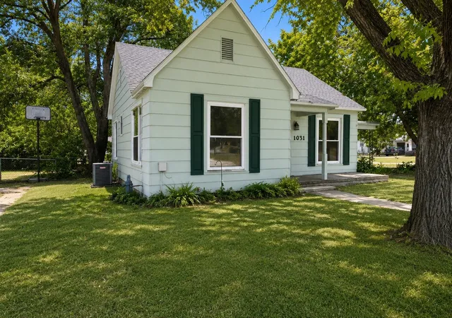 Photo 2 of Single family home for sale at 1031 Ritchey St, Gainesville, TX 76240 | MLS# 21374643 | Listing updated on 2026-10-05