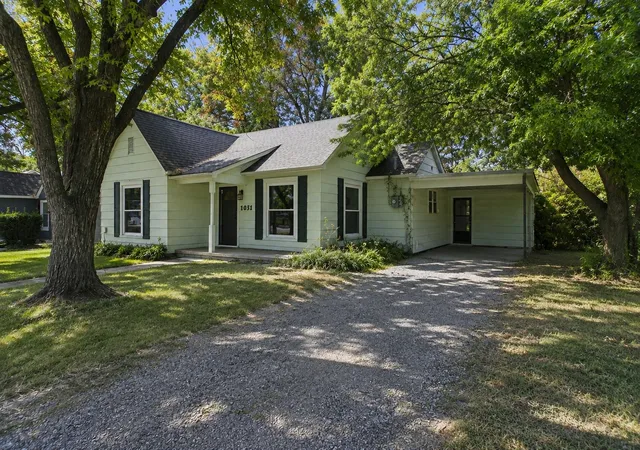 Photo 3 of Single family home for sale at 1031 Ritchey St, Gainesville, TX 76240 | MLS# 21374643 | Listing updated on 2026-10-05