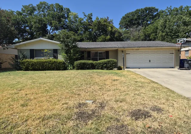 Photo 2 of Single family home for sale at 2227 Hanover Dr, Waco, TX 76710 | MLS# 21373887 | Listing updated on 2026-09-26