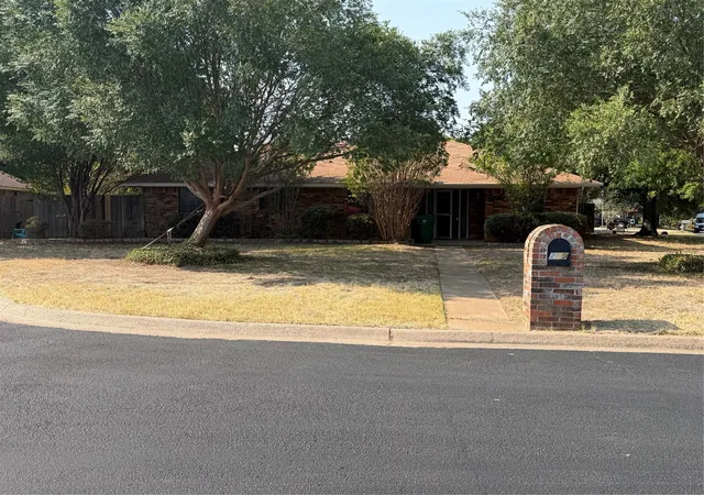 Photo 3 of Single family home for sale at 209 Porter Ct, Crowley, TX 76036 | MLS# 21373504 | Listing updated on 2026-10-08