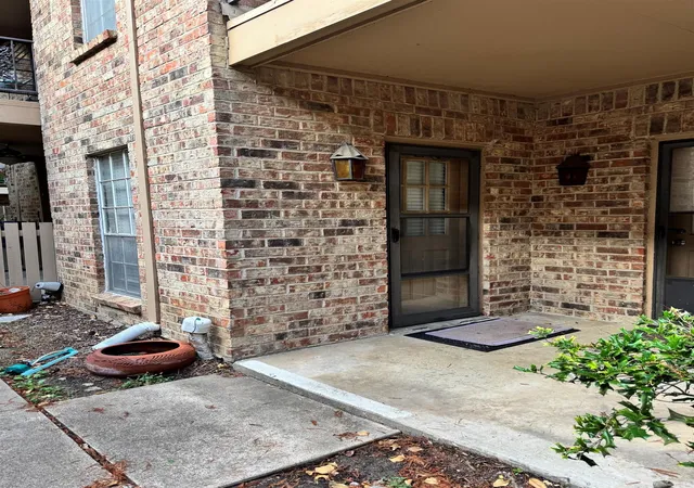 Listing Photo 4 - Condo for sale in building located at 4347 Bellaire Dr S, Fort Worth, TX 76109 - Unit #132S