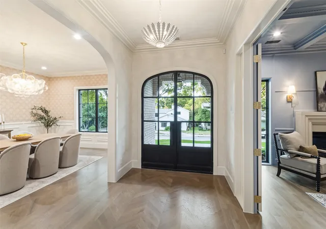 Photo 3 of Mansion for sale at 6910 Wabash Cir, Dallas, TX 75214 | MLS# 21330518 | Listing updated on 2026-10-08