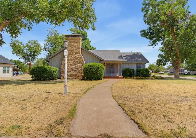 Photo 2 of Single family home for sale at 360 S 11th Avenue, Munday, TX 76371 | MLS# 21373346 | Listing updated on 2026-09-30