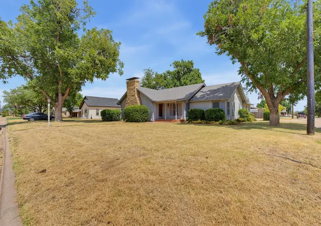 Photo 3 of Single family home for sale at 360 S 11th Avenue, Munday, TX 76371 | MLS# 21373346 | Listing updated on 2026-09-30