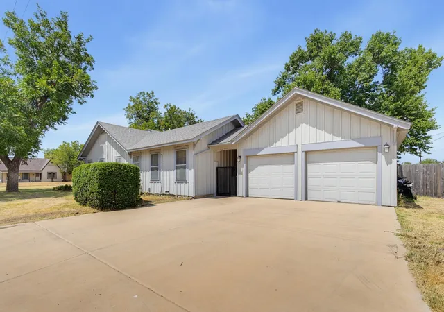 Photo 3 of Single family home for sale at 360 S 11th Avenue, Munday, TX 76371 | MLS# 21373346 | Listing updated on 2026-09-30
