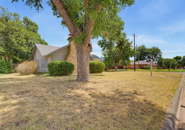 Photo 4 of Single family home for sale at 360 S 11th Avenue, Munday, TX 76371 | MLS# 21373346 | Listing updated on 2026-09-30