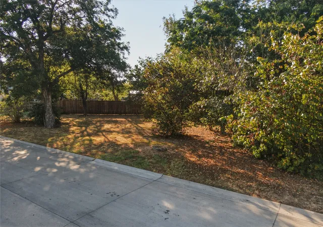 Photo 2 of Land for sale at 104 N Getzendaner St, Waxahachie, TX 75165 | MLS# 21374038 | Listing updated on 2026-09-23