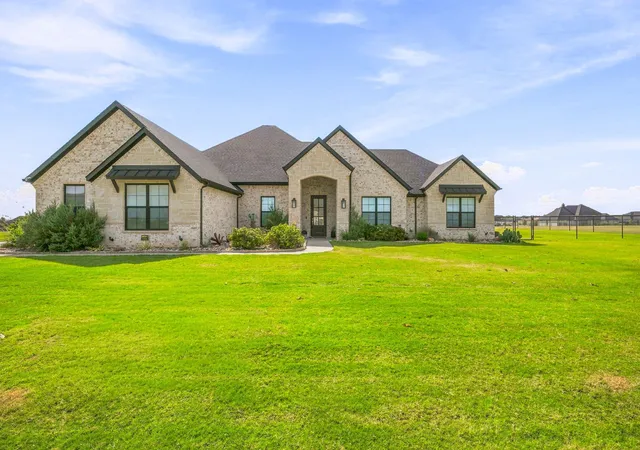 Photo 2 of Single family home for sale at 212 Buena Vista Dr, Godley, TX 76044 | MLS# 21373148 | Listing updated on 2026-09-24