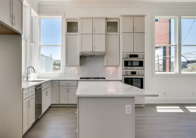 Photo 3 of Townhouse for sale at 207 Carroll St, Fort Worth, TX 76107 | MLS# 21373697 | Listing updated on 2026-10-03