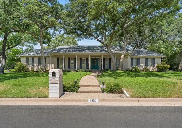 Photo 1 of Single family home for sale at 1300 Circlewood Dr, Woodway, TX 76712 | MLS# 21374752 | Listing updated on 2026-09-02