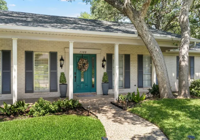 Photo 2 of Single family home for sale at 1300 Circlewood Dr, Woodway, TX 76712 | MLS# 21374752 | Listing updated on 2026-09-02