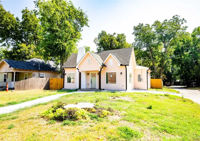 Photo 1 of Single family home for sale at 606 Davis St N, Sulphur Springs, TX 75482 | MLS# 21374787 | Listing updated on 2026-09-02