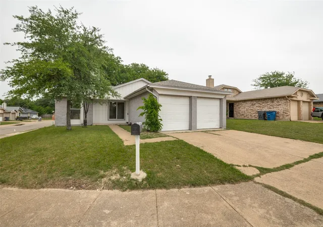 Single family home for sale at 6952 Sammy Cir, Dallas, TX 75237 | MLS# 21374943