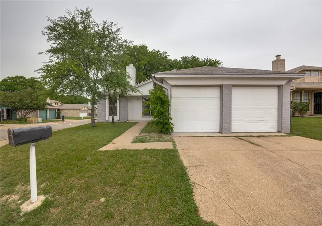 Photo 2 of Single family home for sale at 6952 Sammy Cir, Dallas, TX 75237 | MLS# 21374943 | Listing updated on 2026-09-02