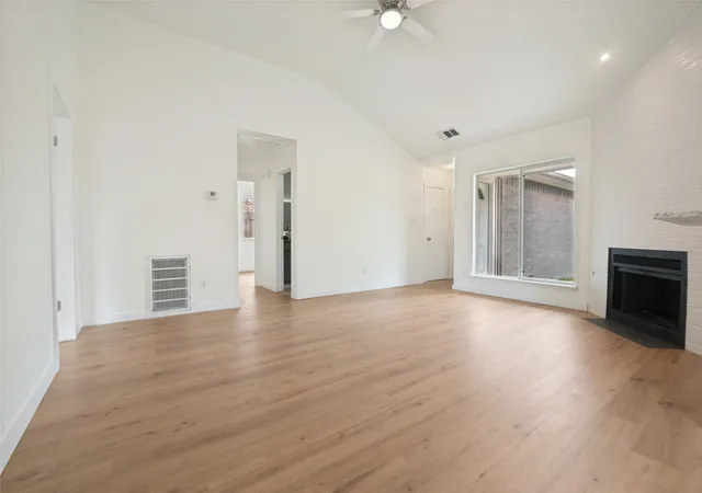 Photo 4 of Single family home for sale at 6952 Sammy Cir, Dallas, TX 75237 | MLS# 21374943 | Listing updated on 2026-09-02