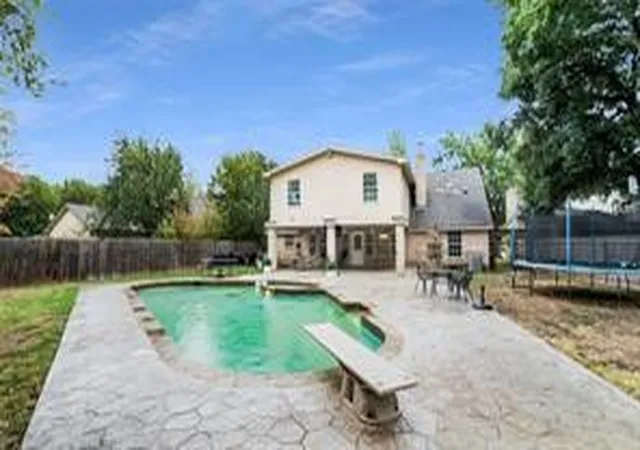Photo 17 of Single family home for sale at 813 Beacon Hl Dr, Irving, TX 75061 | MLS# 21374432 | Listing updated on 2026-09-27