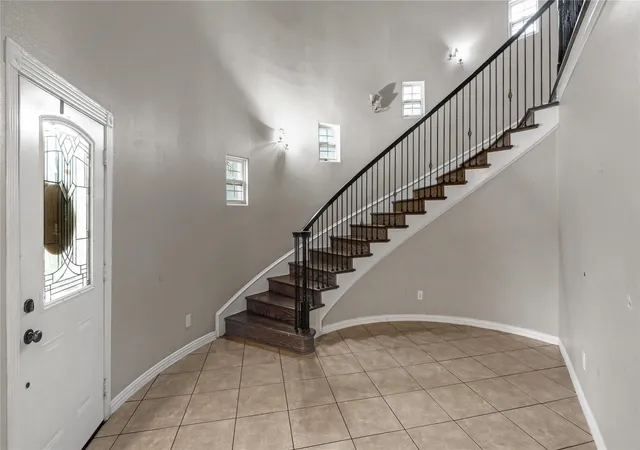 Photo 2 of Single family home for sale at 813 Beacon Hl Dr, Irving, TX 75061 | MLS# 21374432 | Listing updated on 2026-09-27