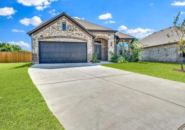 Photo 2 of Single family home for sale at 303 Maltese Dr, Red Oak, TX 75154 | MLS# 21375075 | Listing updated on 2026-09-25