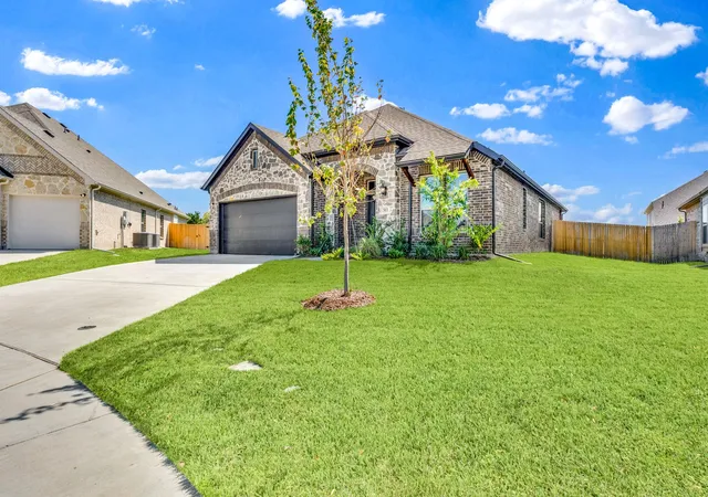 Photo 3 of Single family home for sale at 303 Maltese Dr, Red Oak, TX 75154 | MLS# 21375075 | Listing updated on 2026-09-25
