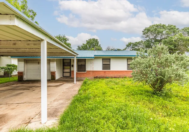 Photo 2 of Single family home for sale at 1516 Bryan Ave, Waco, TX 76708 | MLS# 21375098 | Listing updated on 2026-09-21