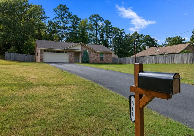 Photo 4 of Sale Pending at 311 Hillshore Dr, Longview, TX 75605 | MLS# 21375138 | Listing updated on 2026-09-21