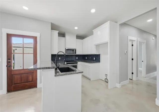Listing Photo 5 - Condo for sale in building located at 1309 S 5th Ave, Denison, TX 75021