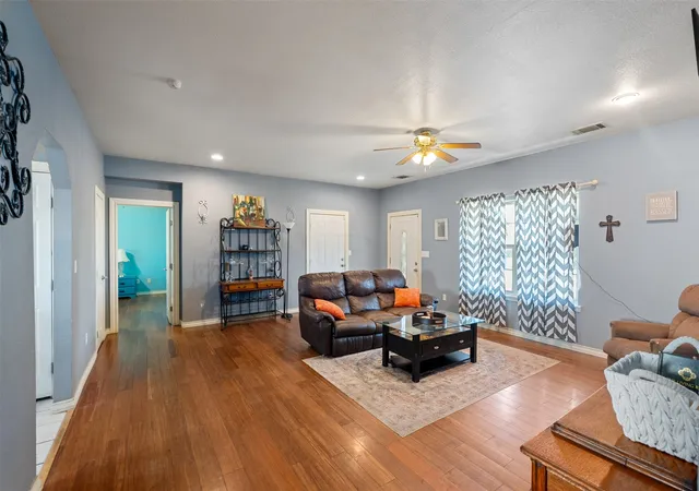 Photo 3 of Single family home for sale at 239 Seacraft Dr, Gun Barrel City, TX 75156 | MLS# 21375150 | Listing updated on 2026-09-02
