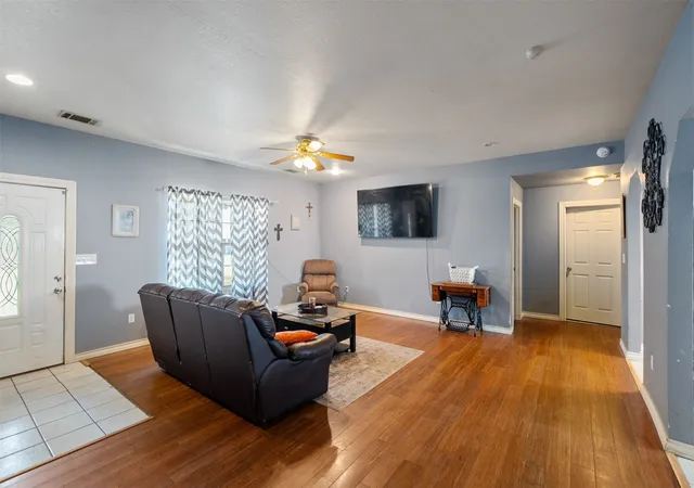 Photo 4 of Single family home for sale at 239 Seacraft Dr, Gun Barrel City, TX 75156 | MLS# 21375150 | Listing updated on 2026-09-02