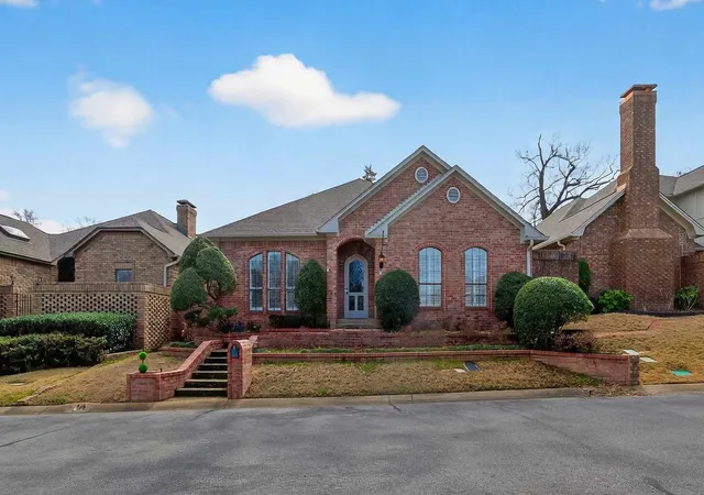 Photo 2 of Single family home for sale at 504 Hyde Park Dr, Tyler, TX 75701 | MLS# 21375211 | Listing updated on 2026-09-21