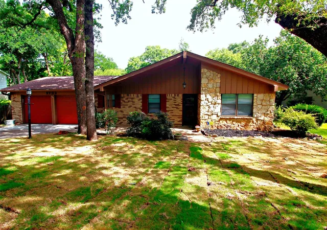 Photo 1 of Single family home for sale at 2703 Oak Cliff Ln, Arlington, TX 76012 | MLS# 21375254 | Listing updated on 2026-09-18