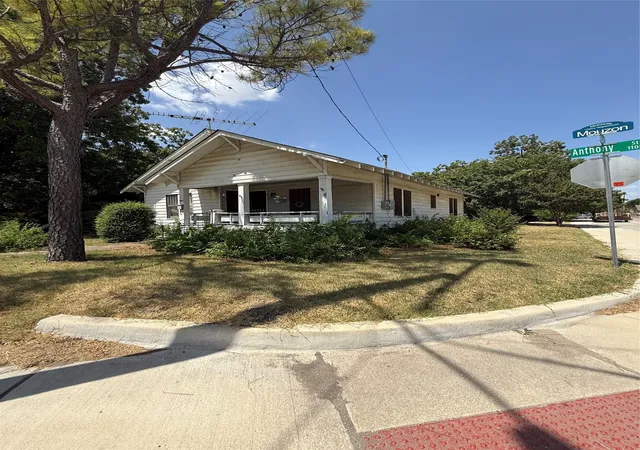 Photo 2 of Single family home for sale at 1107 Anthony St, Mc Kinney, TX 75069 | MLS# 21374348 | Listing updated on 2026-09-04