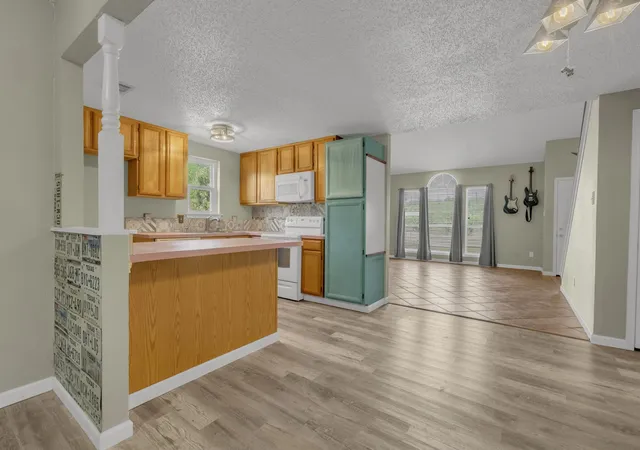 Photo 3 of Sale Pending at 7029 County Rd 526, Mansfield, TX 76063 | MLS# 21369594 | Listing updated on 2026-10-01