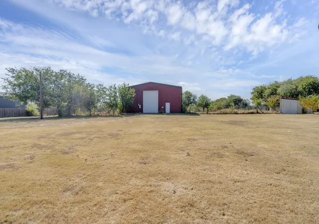 Photo 4 of Sale Pending at 7029 County Rd 526, Mansfield, TX 76063 | MLS# 21369594 | Listing updated on 2026-10-01