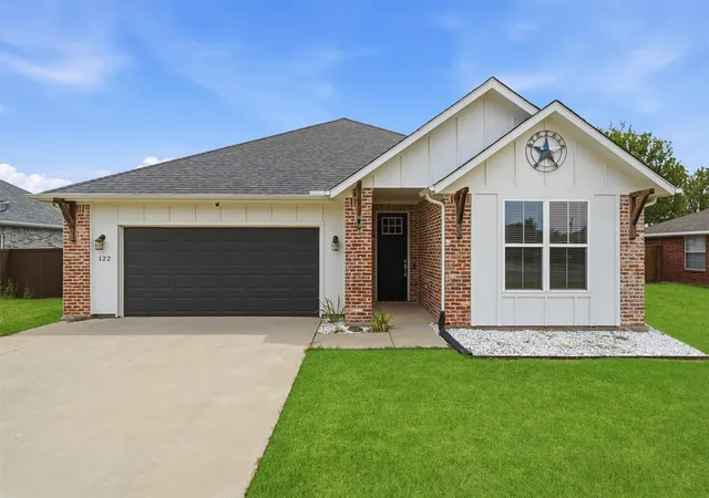 Photo 1 of Single family home for sale at 122 Alma Ln, Whitewright, TX 75491 | MLS# 21375314 | Listing updated on 2026-09-25