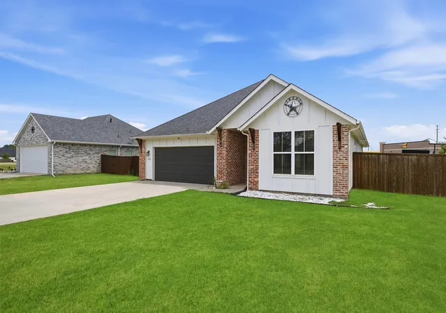 Photo 2 of Single family home for sale at 122 Alma Ln, Whitewright, TX 75491 | MLS# 21375314 | Listing updated on 2026-09-25