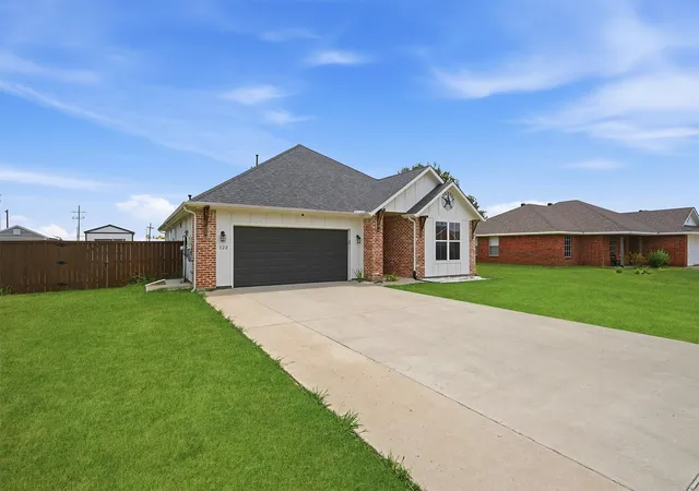 Photo 3 of Single family home for sale at 122 Alma Ln, Whitewright, TX 75491 | MLS# 21375314 | Listing updated on 2026-09-25