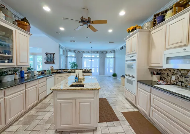 Photo 3 of Single family home for sale at 702 Pintail Ct, Granbury, TX 76049 | MLS# 21373736 | Listing updated on 2026-09-25