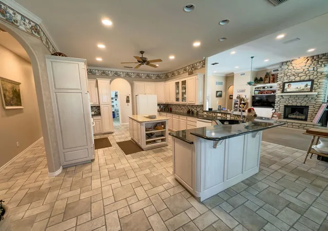 Photo 4 of Single family home for sale at 702 Pintail Ct, Granbury, TX 76049 | MLS# 21373736 | Listing updated on 2026-09-25