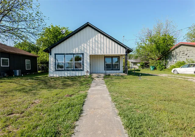 Photo 1 of Single family home for sale at 228 W Archer St, Jacksboro, TX 76458 | MLS# 21375220 | Listing updated on 2026-09-02